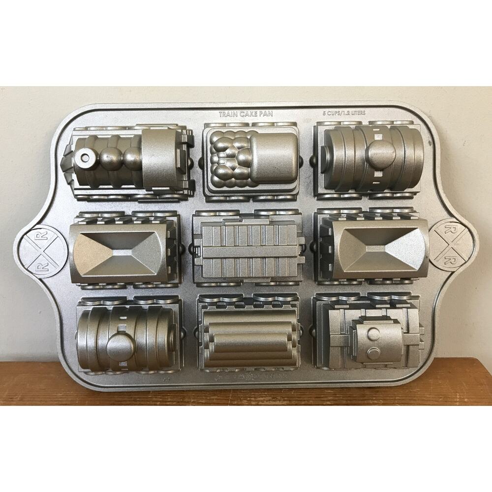 New Nordic Ware Train Muffin Cake Pan Bundt Bakeware Platinum Collection NWT